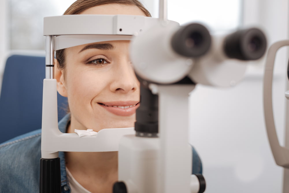 woman visiting an optometrist - Eye Exam in Buena Park, CA woman visiting an optometrist - Eye Exam in Buena Park, CA